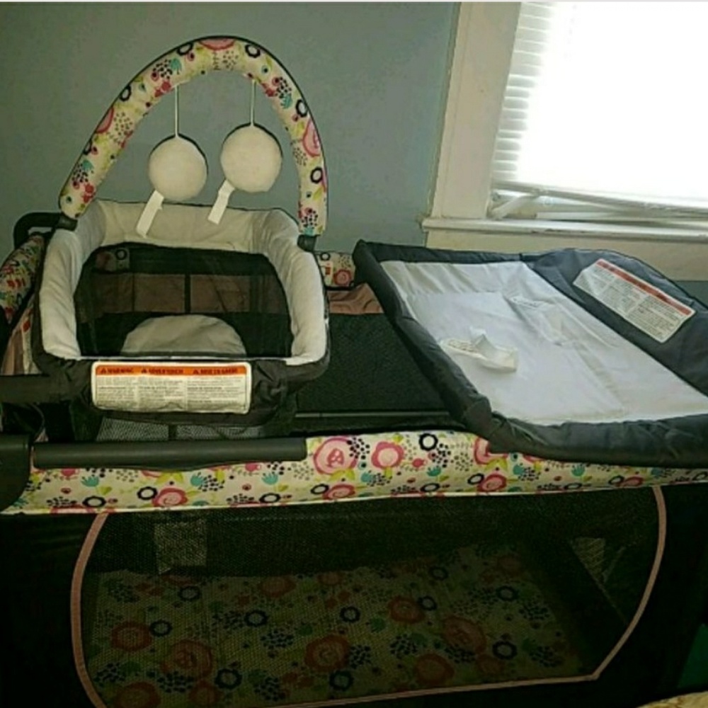 Baby trend floral play pen and napper